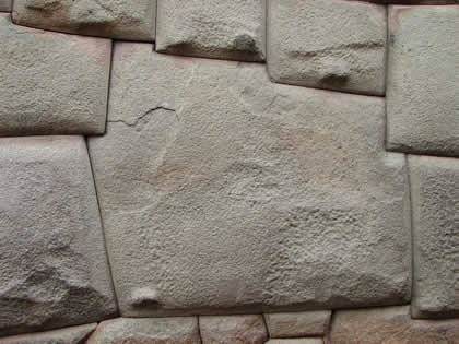 LA PIEDRA DE LOS 12 ANGULOS