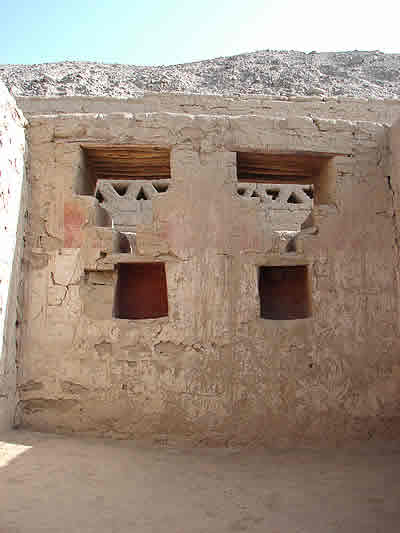RECINTOS DE ORNAMENTOS ESCALONADOS DE TAMBO COLORADO 32