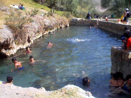 NADANDO EN LA POZA