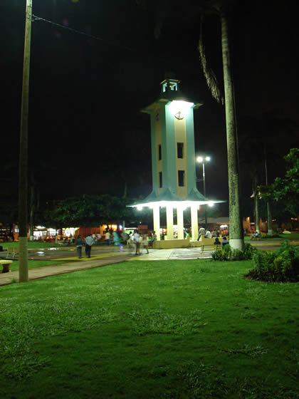 PLAZA DE ARMAS DE PUERTO MALDONADO DE NOCHE 02