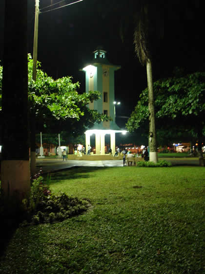 PLAZA DE ARMAS DE PUERTO MALDONADO DE NOCHE 03