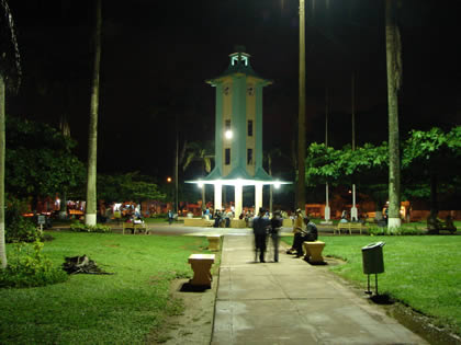 PLAZA DE ARMAS DE PUERTO MALDONADO DE NOCHE 04