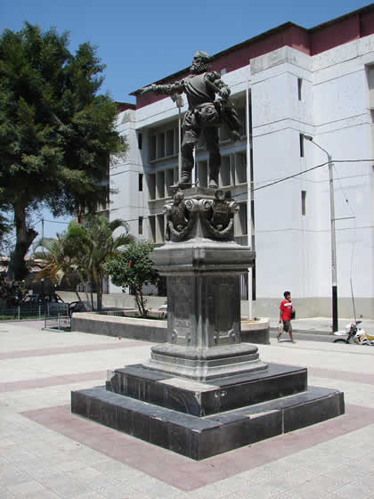 PLAZA TRES CULTURAS 01