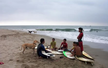 ESCUELA DE TABLA HANDS AND SURF IN ZORRITOS 05