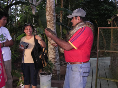 HOMBRE Y SU ANANCONDA